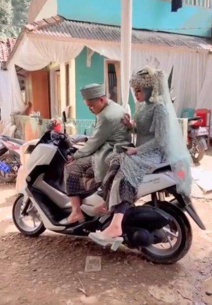 Pengantin jadi tamu resepsi pernikahan sahabatnya.