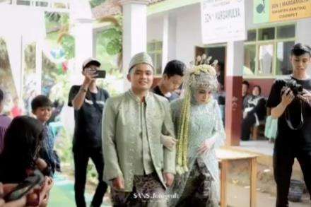 Pengantin jadi tamu resepsi pernikahan sahabatnya.