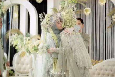 Pengantin jadi tamu resepsi pernikahan sahabatnya.