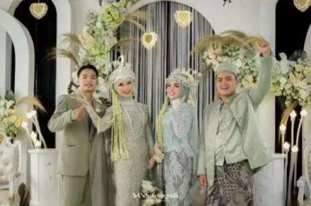 Pengantin jadi tamu resepsi pernikahan sahabatnya.