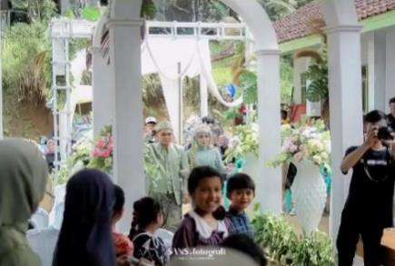 Pengantin jadi tamu resepsi pernikahan sahabatnya.