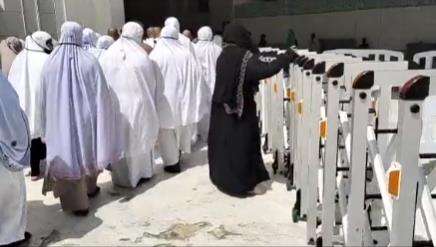 Jemaah bertingkah seperti kera saat ibadah di Mekah.