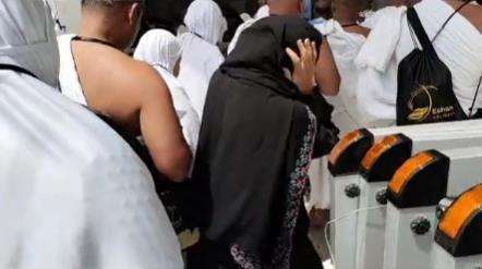 Jemaah bertingkah seperti kera saat ibadah di Mekah.