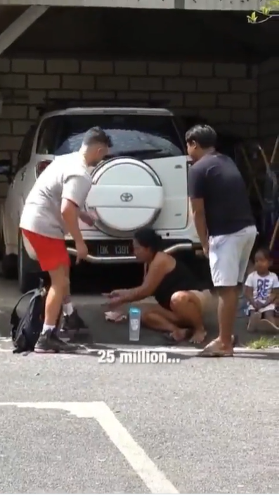 Ikhlas Tolong Bule yang Kesusahan, Wanita di Bali Dapat Rezeki Tak Terduga