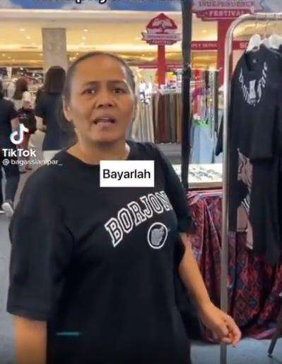 Emak-emak belanja dompetnya bikin ngakak.