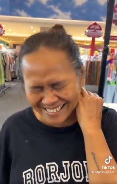 Emak-emak belanja dompetnya bikin ngakak.