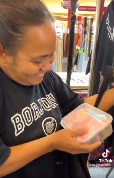 Emak-emak belanja dompetnya bikin ngakak.