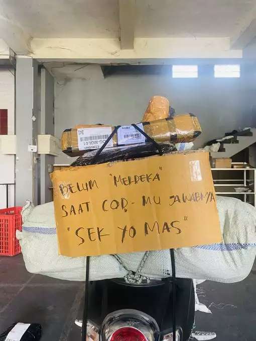 7 potret lika-liku perjuangan kurir antar paket.