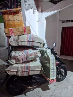 7 potret lika-liku perjuangan kurir antar paket.