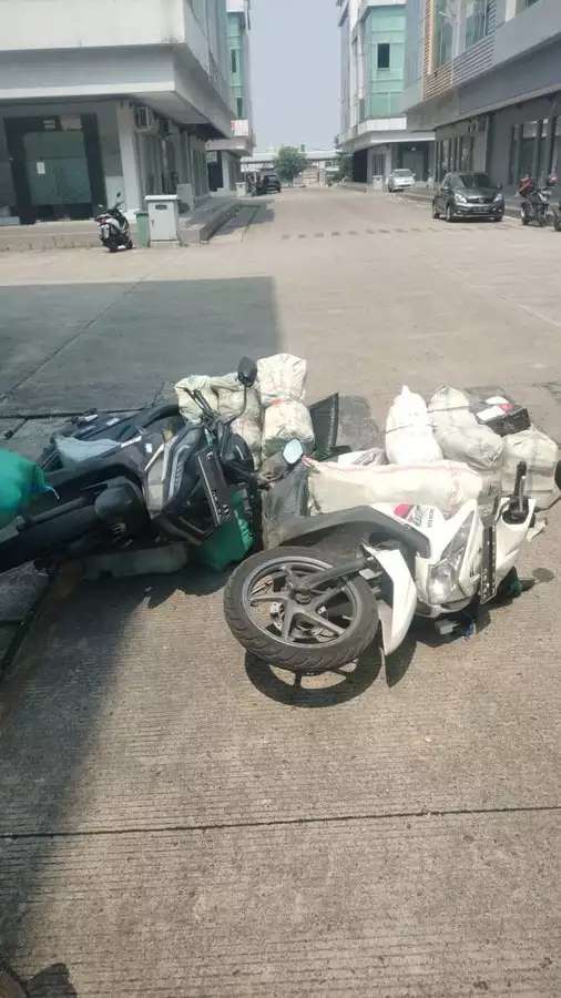 7 potret lika-liku perjuangan kurir antar paket.