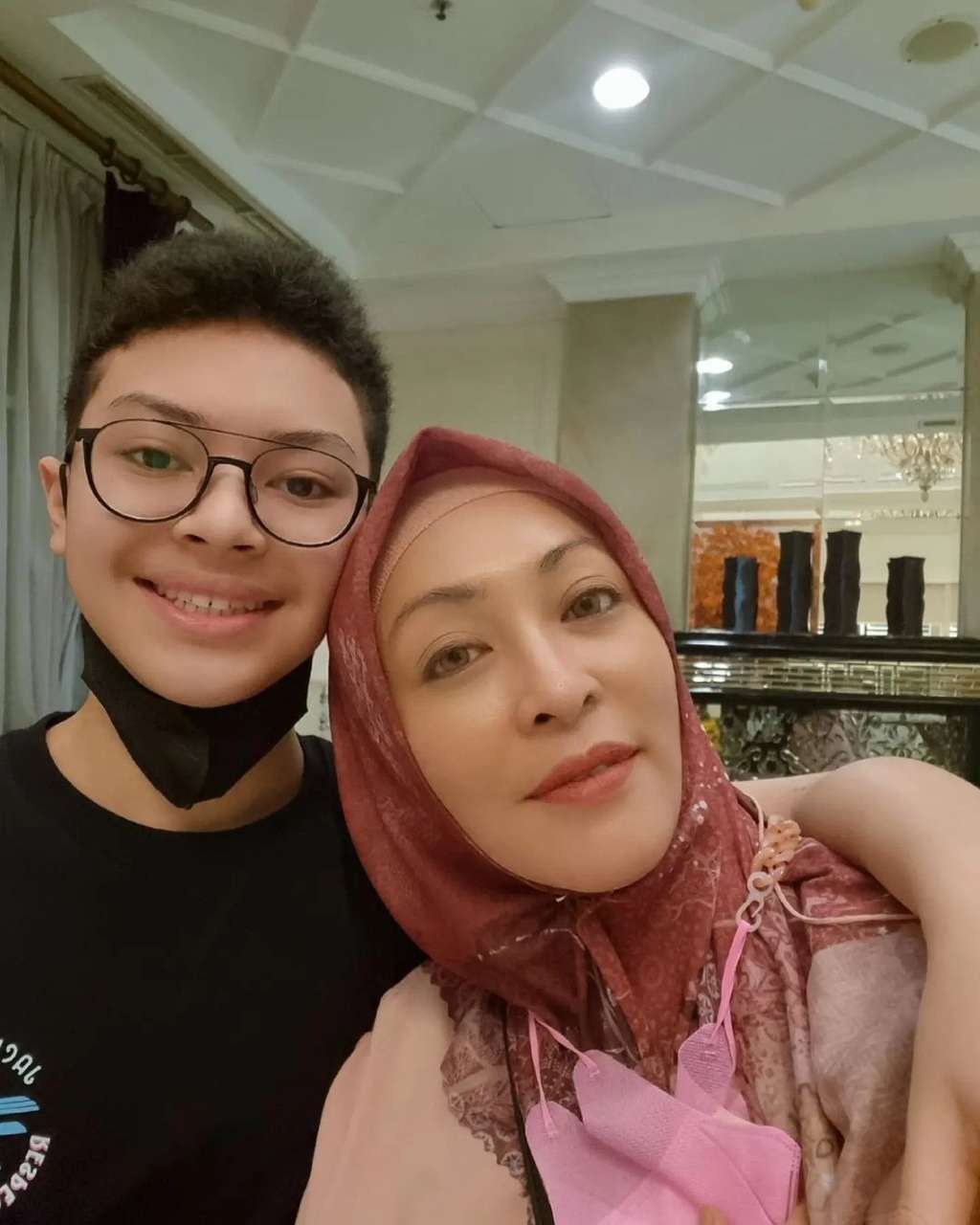 Angelina Sondakh dan Putranya Keanu
