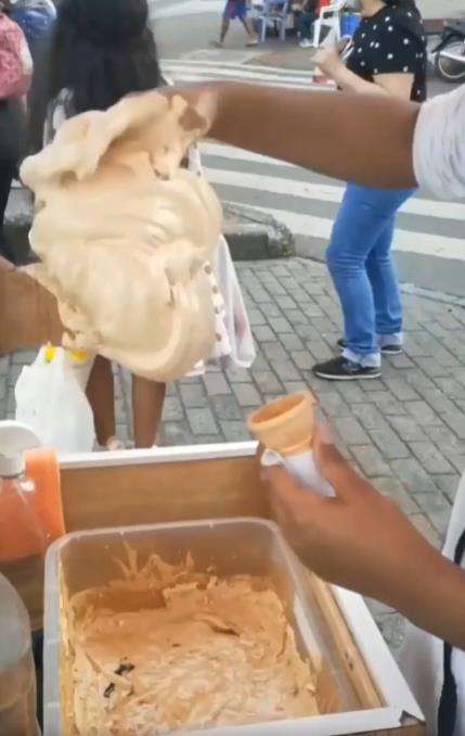 Penjual es krim pakai tangan kosong tanpa sarung tangan.