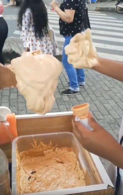 Penjual es krim pakai tangan kosong tanpa sarung tangan.