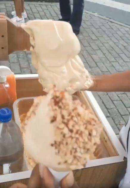 Penjual es krim pakai tangan kosong tanpa sarung tangan.