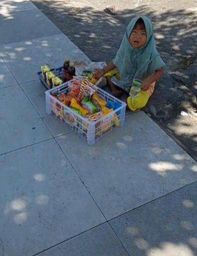 Masih balita, bocah perempuan harus jualan roti.