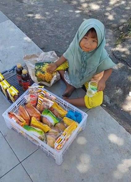 Masih balita, bocah perempuan harus jualan roti.