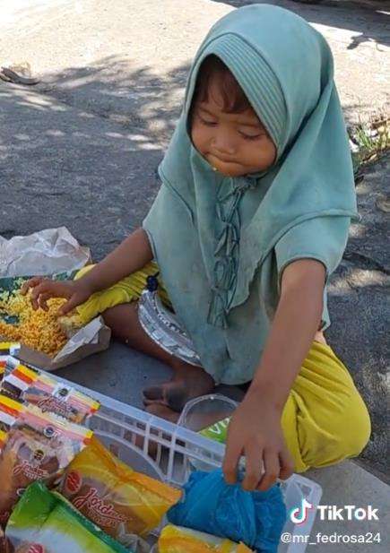 Masih balita, bocah perempuan harus jualan roti.