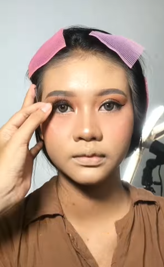 Memakai Bulu Mata Palsu