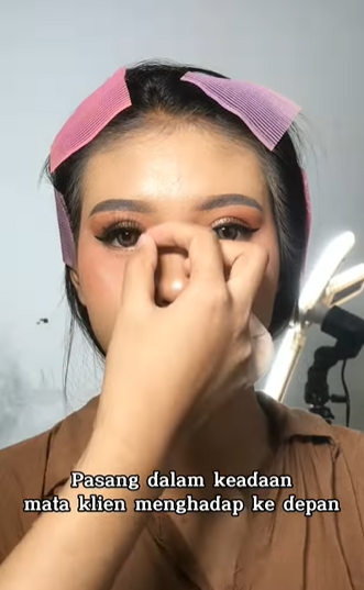 Memakai Bulu Mata Palsu