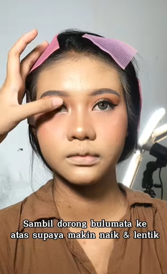 Memakai Bulu Mata Palsu