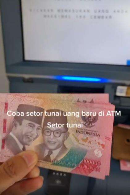 Setor tunai ke ATM pakai uang kertas baru.