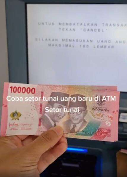Setor tunai ke ATM pakai uang kertas baru.