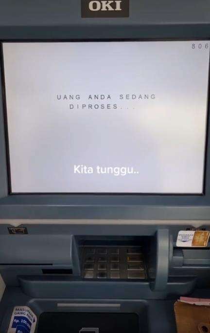 Setor tunai ke ATM pakai uang kertas baru.