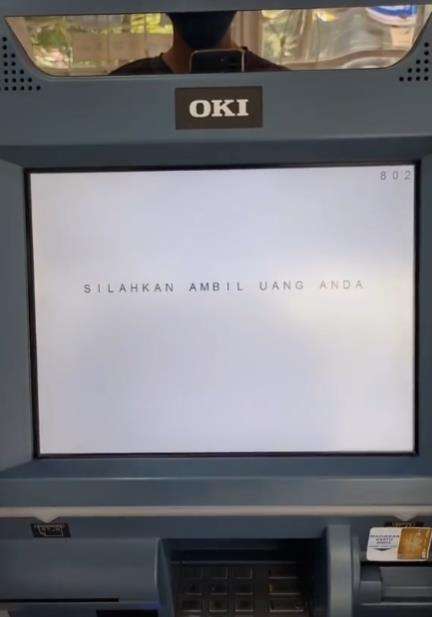 Setor tunai ke ATM pakai uang kertas baru.