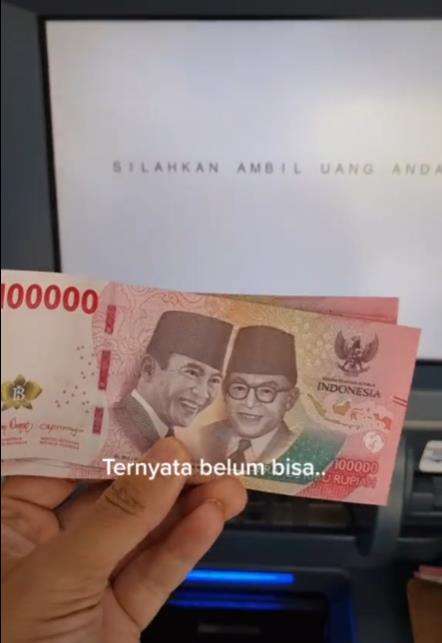 Setor tunai ke ATM pakai uang kertas baru.