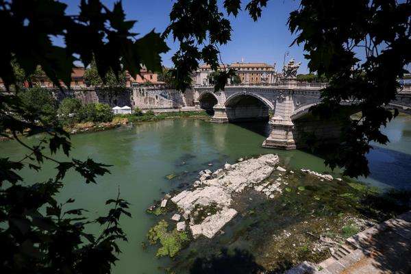 Jembatan kuno dari zaman Kekaisaran Romawi di Italia.
