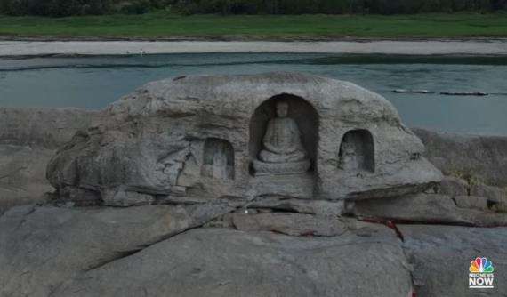 Tiga patung Budha di dasar Sungai Yangtze, China.