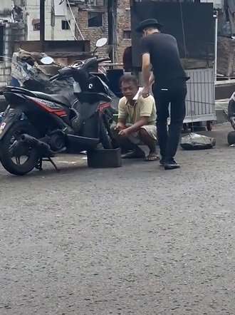 bapak tukang tambal ban