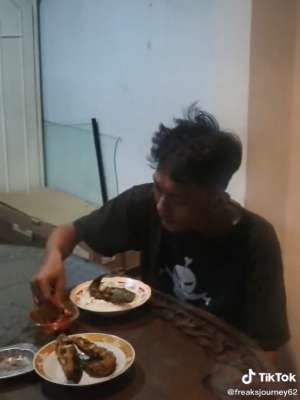 Menyantap ikan lele hasil ternak sendiri.