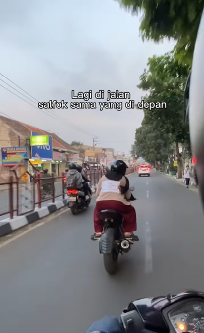 Bonceng Istri yang Hamil, Pria Ini Tulis Pesan Khusus untuk Pengendara Lain