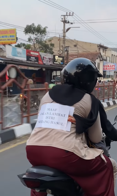 Bonceng Istri yang Hamil, Pria Ini Tulis Pesan Khusus untuk Pengendara Lain