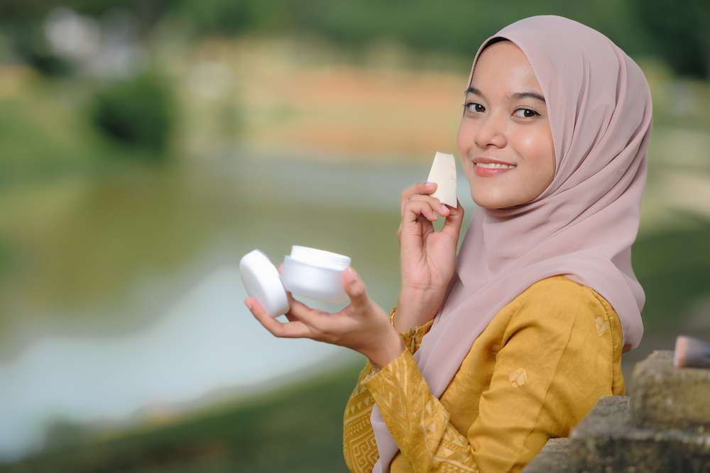 Memakai Bedak