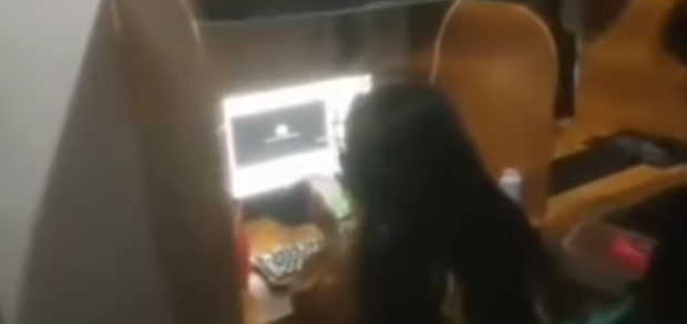 Ibu-ibu Digerebek Saat Bermain Judi Online