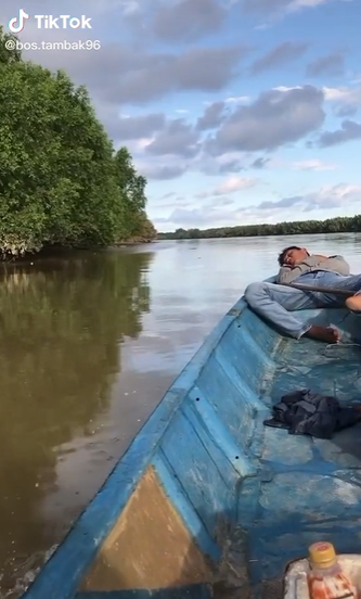 Orang Naik Perahu Dikejar Buaya