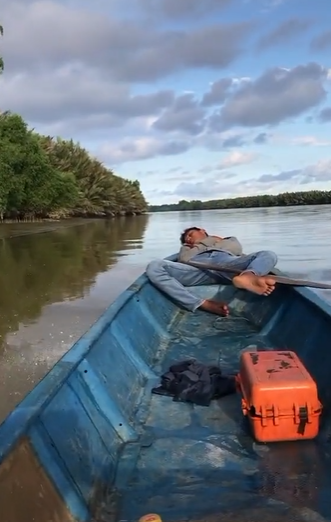 Orang Naik Perahu Dikejar Buaya