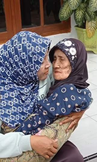 Anak yang Merawat Orangtua di Hari Tua