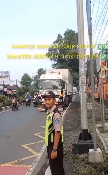Siswi STM Diantar Pakai Mobil Trailer ke Sekolah