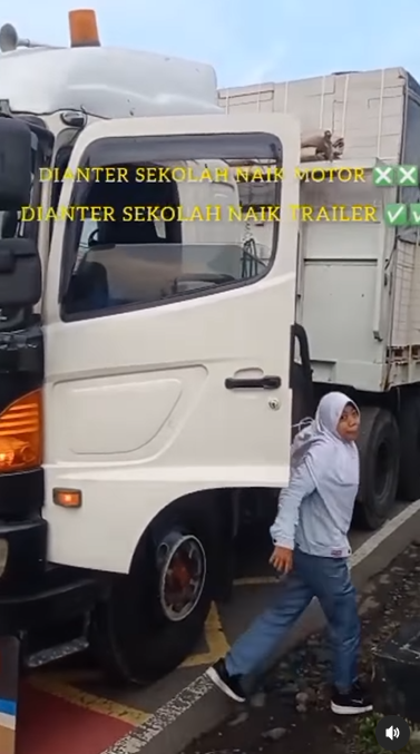 Siswi STM Diantar Pakai Mobil Trailer ke Sekolah