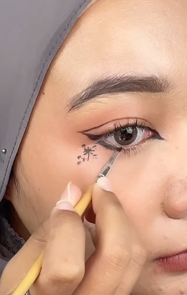 Memakai Eyeliner