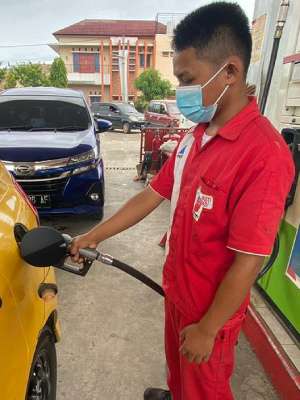 Pengisian BBM di SPBU Pertamina.