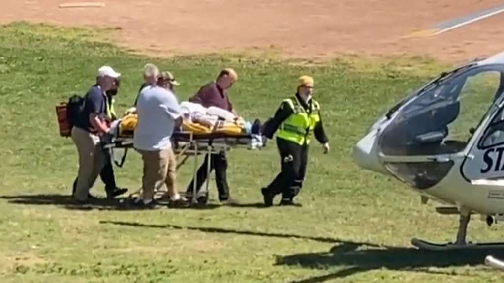 Salman Rushdie saat dilarikan ke rumah sakit melalui helikopter