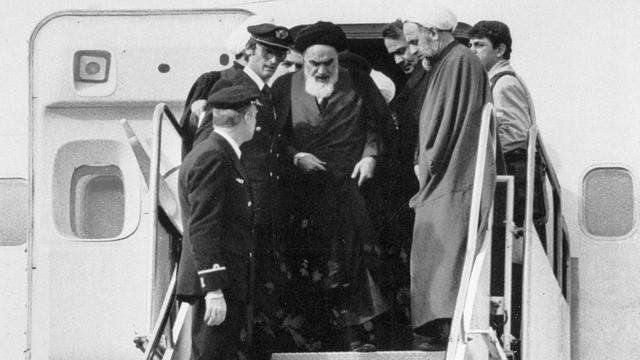 Ayatullah Khomeini saat turun dari pesawat