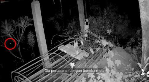 Malam-malam pasang CCTV di kuburan dekat keranda mayat, ini yang terjadi.