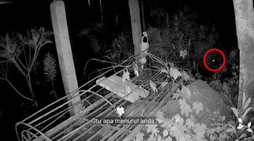 Malam-malam pasang CCTV di kuburan dekat keranda mayat, ini yang terjadi.