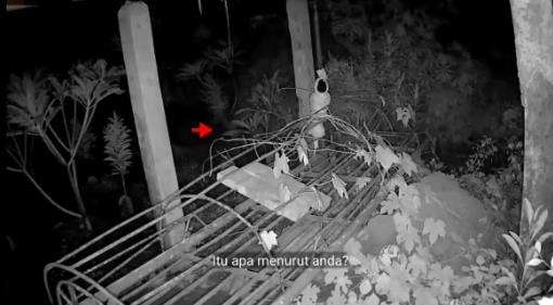 Malam-malam pasang CCTV di kuburan dekat keranda mayat, ini yang terjadi.