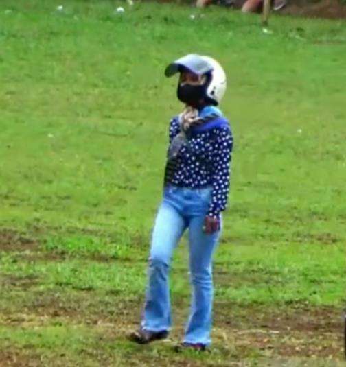 Cewek datangi pacarnya yang lagi tanding bola tarkam.